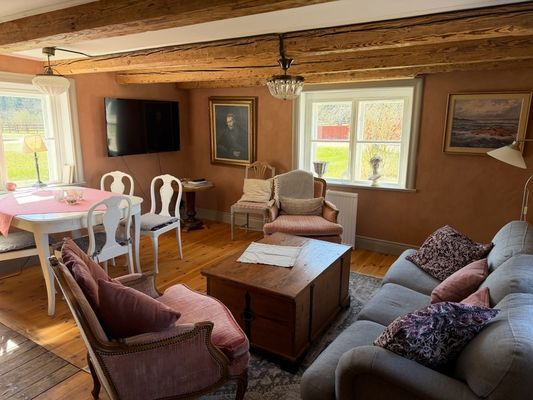 Hyr denna stuga i  på 78 m². 5 sängplatser. Från 5 800 kr per vecka. Se bilder och tillgänglighet här.