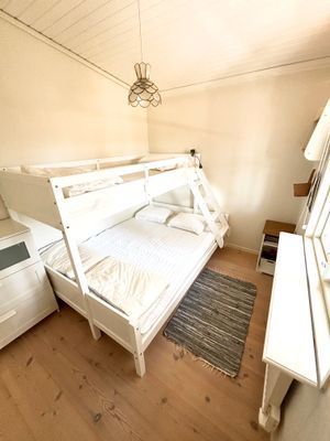 Sovrum med familjesäng, övre 90 cm, undre 140 cm