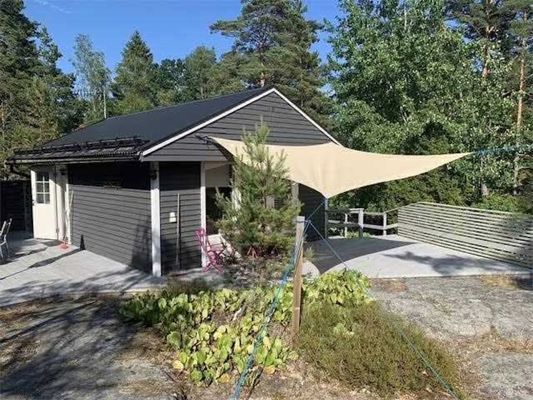Hyr denna stuga i  på 40 m². 4-6 sängplatser. Från 7 500 kr per vecka. Se bilder och tillgänglighet här.