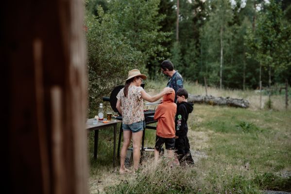 Två stora kolgrillar finns och kan placeras utanför logen eller gästhuset.