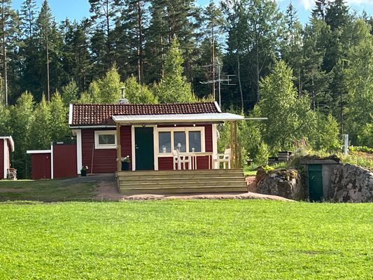 Hyr denna stuga i  på 35 m². 4 sängplatser. Från 8 047 kr per vecka. Se bilder och tillgänglighet här.