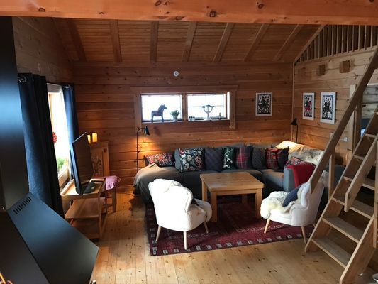 Hyr denna stuga i  på 60 m². 8 sängplatser. 5 000 - 10 000 kr per vecka. Se bilder och tillgänglighet här.