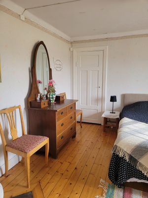 Charmig lägenhet i äldre stil på hästgård - Bild 13