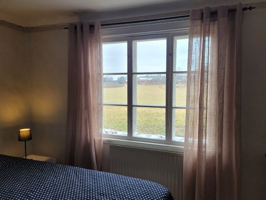 Charmig lägenhet i äldre stil på hästgård - Bild 11