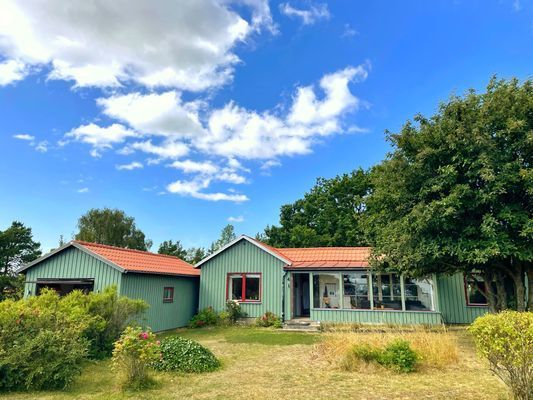 Hyr denna stuga i Ronehamn på 94 m². 7-12 sängplatser. Från 16 000 kr per vecka. Se bilder och tillgänglighet här.