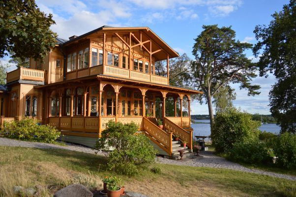 Hyr denna stuga i Stockholm på 235 m². 10 sängplatser. 35 000 - 45 000 kr per vecka. Se bilder och tillgänglighet här.