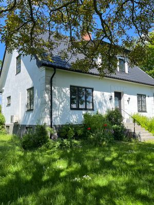Byhus med stor trädgård nära Sankt Olof