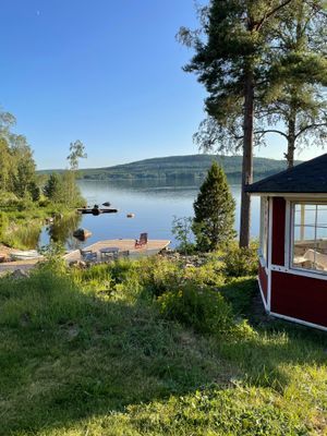 Utsikt över sjön med egen brygga
