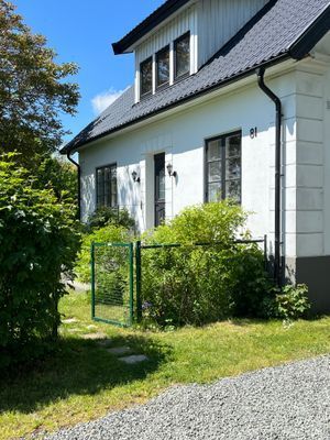 Hyr denna stuga i Tomelilla på 140 m². 8 sängplatser. Från 19 000 kr per vecka. Se bilder och tillgänglighet här.