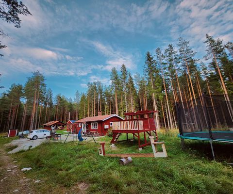 Hyr denna stuga i  på 70 m². 4-5 sängplatser. 7 000 - 8 000 kr per vecka. Se bilder och tillgänglighet här.