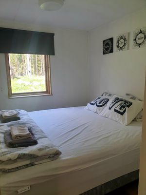 Bild 3 på Salacabin är nära sjö utan grannar.