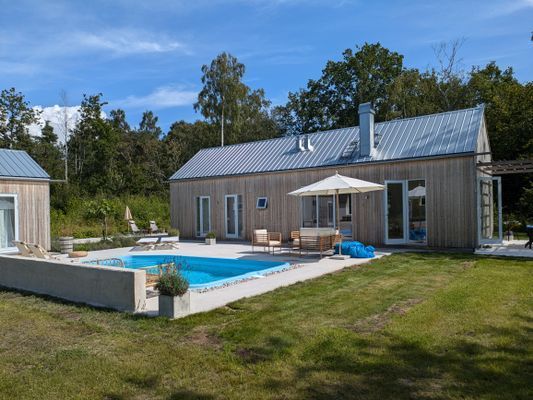 Hyr denna stuga i Burgsvik på 120 m². 7 sängplatser. Från 20 000 kr per vecka. Se bilder och tillgänglighet här.