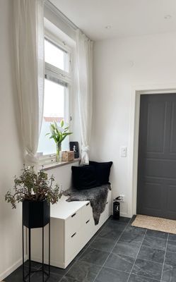 Hyr denna stuga i  på 119 m². 5 sängplatser. 10 000 - 20 000 kr per vecka. Se bilder och tillgänglighet här.