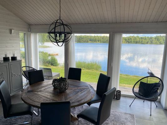 Modern villa med sjötomt och brygga