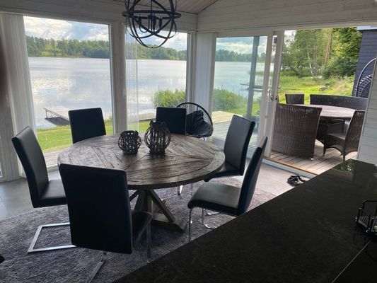 Modern villa med sjötomt och brygga