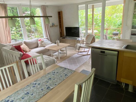 Hyr denna stuga i Mölndal på 80 m². 6 sängplatser. 10 500 - 14 000 kr per vecka. Se bilder och tillgänglighet här.