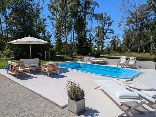 Exklusivt på södra Gotland – Två hus med pool