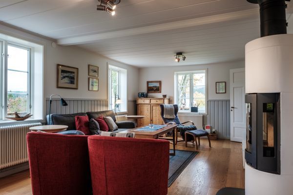 Hemtrevlig stuga i gårdsmiljö - Bild 8