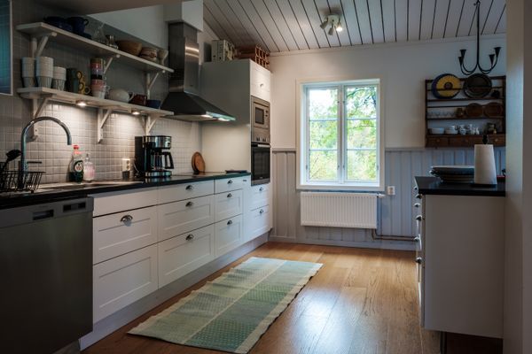 Hemtrevlig stuga i gårdsmiljö - Bild 6