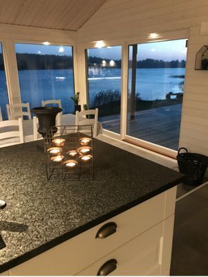Hyr denna stuga i  på 121 m². 6 sängplatser. 21 000 - 25 000 kr per vecka. Se bilder och tillgänglighet här.