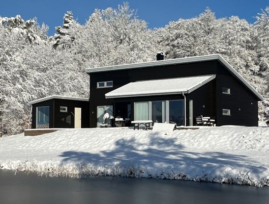Modern villa med sjötomt och brygga - Bild 20
