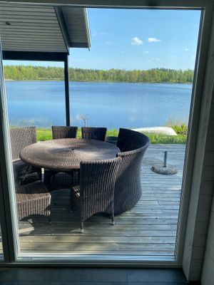 Modern villa med sjötomt och brygga - Bild 19
