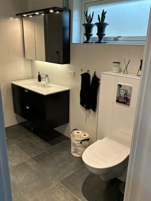 Modern villa med sjötomt och brygga - Bild 12
