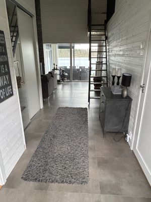 Modern villa med sjötomt och brygga - Bild 18
