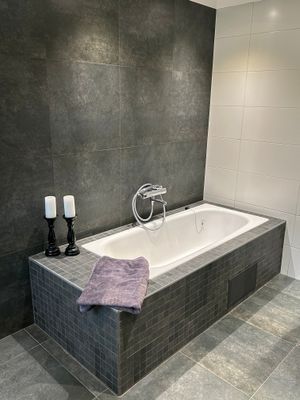 Modern villa med sjötomt och brygga - Bild 11