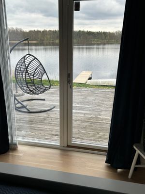 Modern villa med sjötomt och brygga - Bild 16