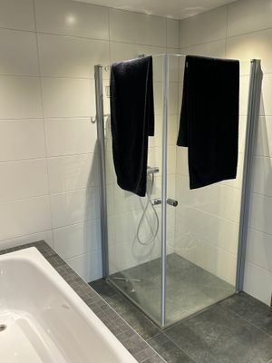Modern villa med sjötomt och brygga - Bild 13