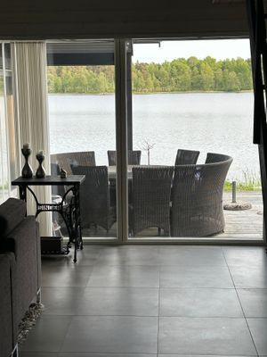 Modern villa med sjötomt och brygga - Bild 15