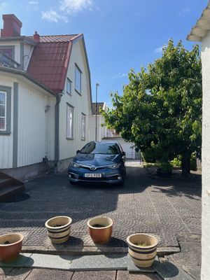 Hyr denna stuga i Lysekil på 120 m². 5-6 sängplatser. 6 300 - 8 400 kr per vecka. Se bilder och tillgänglighet här.