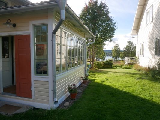 Hyr denna stuga i  på 80 m². 6 sängplatser. 1 000 - 1 200 kr per dag. Se bilder och tillgänglighet här.