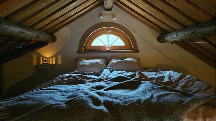 Sovloft med 140 säng (2 personer).