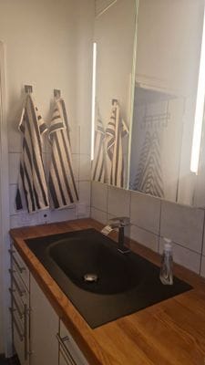 Hyr denna stuga i  på 30 m². 3-4 sängplatser. 5 000 - 6 000 kr per vecka. Se bilder och tillgänglighet här.