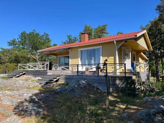 Hyr denna stuga i Saltsjöbaden på 90 m². 4 sängplatser. Från 14 000 kr per vecka. Se bilder och tillgänglighet här.