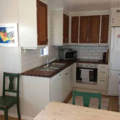 Hyr denna stuga i Kungshamn på 55 m². 4-5 sängplatser. 8 000 - 8 500 kr per vecka. Se bilder och tillgänglighet här.