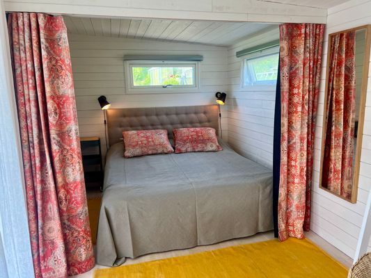 Hyr denna stuga i Gnesta på 22 m². 2 sängplatser. Från 8 500 kr per vecka. Se bilder och tillgänglighet här.