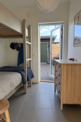 Sovrum 2 med våningssäng (90/90cm) och utgång till innergård