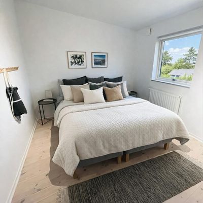 Sovrum 1 övre plan med dubbelsäng om 180cm