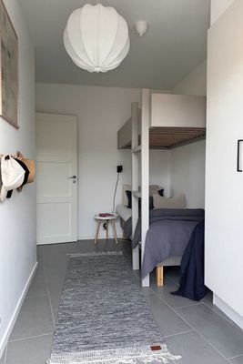 Sovrum 3 med våningssäng (90/90cm) och utgång till innergård