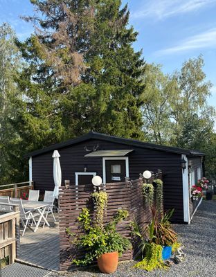 CHARMIG STUGA M BRYGGA, NÄRA BUSS, RESARÖ,VAXHOLM