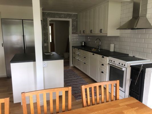 Hyr denna stuga i Urshult på 210 m². 10 sängplatser. 7 900 - 12 900 kr per vecka. Se bilder och tillgänglighet här.