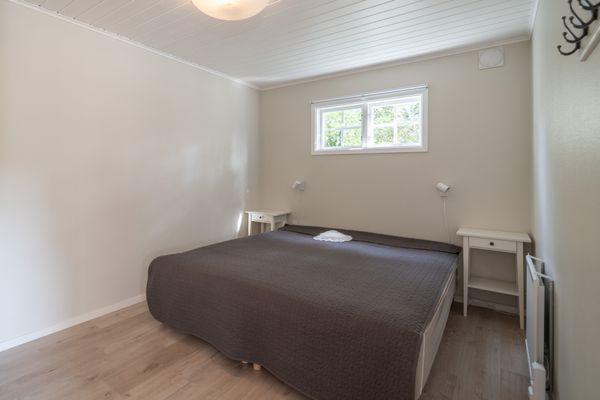 Hyr denna stuga i  på 62 m². 6 sängplatser. 5 250 - 12 500 kr per vecka. Se bilder och tillgänglighet här.