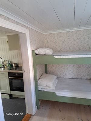 Charmig drängstuga från 1880 på hästgård - Orust - Bild 8