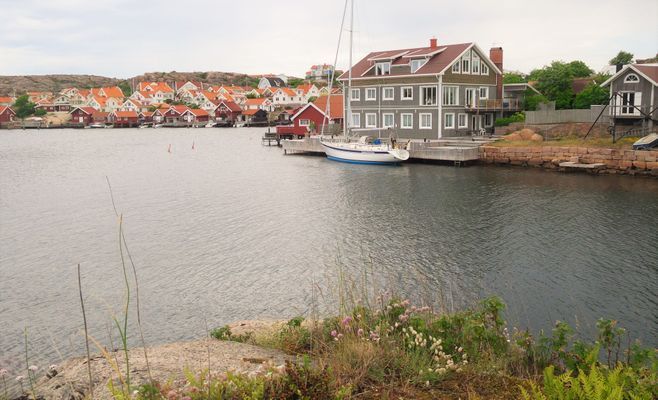 Hyr denna stuga i  på 45 m². 4 sängplatser. 11 800 - 14 800 kr per vecka. Se bilder och tillgänglighet här.