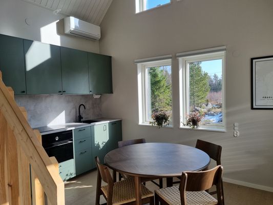 Fullt utrustat kök med ugn, micro, kyl/frys och diskmaskin. matplats för 6 personer