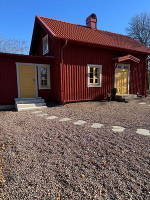 Hyr denna stuga i Skillingaryd på 55 m². 4-6 sängplatser. Från 10 150 kr per vecka. Se bilder och tillgänglighet här.