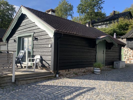 Hyr denna stuga i Båstad på 50 m². 4 sängplatser. 6 900 - 8 900 kr per vecka. Se bilder och tillgänglighet här.